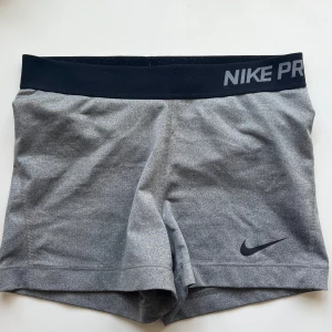 Nike shorts - Grå Nike pro shorts i fint skick!