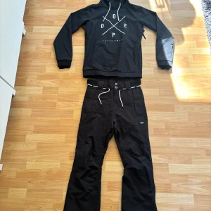 Dope skidställ  - Säljer mitt snygga Dope skidställ som är använt endast en vecka, skitstället är i toppskick och har inga defekter. Säljer det pga att jag har växt ut det.  Både jackan och byxorna är i storlek S