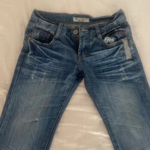 vintage jeans - coola vintage jeans i storlek 26. jätte fina och i bra skick men lite söndriga längst nere i benen.