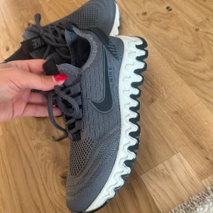 Nike sneakers  - Endast testade säljer pga skor rensning.  Strl 37 Pris: 250 ( pris kan diskuteras)