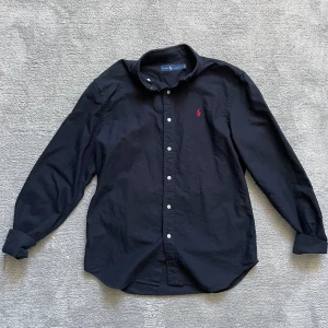 Ralph Lauren skjorta mörkblå - Säljer en riktigt fet mörkblå skjorta från Ralph lauren. Säljer den då den inte passar mig. Nyskick. Storlek S. Säljer en likadan fast rosa på min profil i xs. Skriv vid funderingar. Priset är ej hugget i sten, kan gå ner vid snabb affär