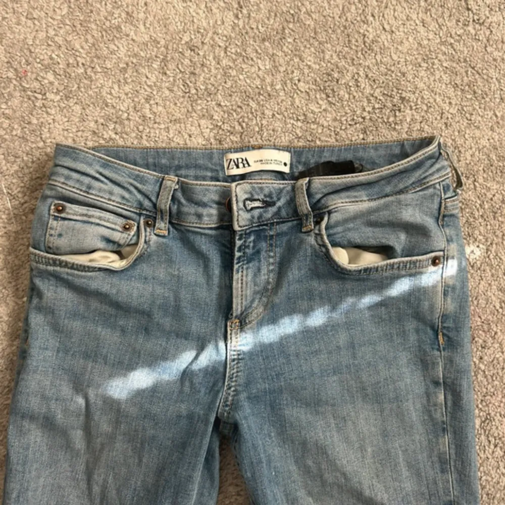 säljer dessa zara jeans köpta från plick för länge sen, väldigt stretchiga. innerbenslängden är 80 cm 💕. Farkut & Housut.
