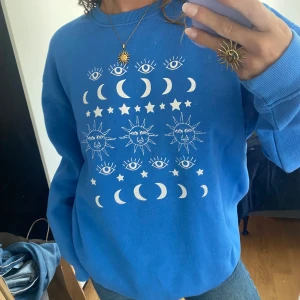 Tjock sweatshirt  - En blå tjocktröja, köpt för fler år sedan så finns antagligen inte längre! Lite nopprig som man ser på sista bilden! 