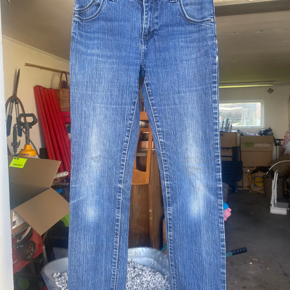 Säljer ett par snygga blå jeans från BlendShe i storlek 29. De har en klassisk straight fit och är tillverkade i slitstarkt denim. Jeansen har coola detaljer som broderade bakfickor och en bekväm midwaist. Perfekta för både vardag och fest!. Jeans & Byxor.