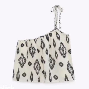 Cool topp - Jättefin lite annorlunda topp från Zara som passar till absolut allt! Använd ett fåtal gånger så den är i jättebra skick!🤩💗