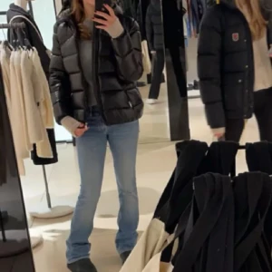 Glansig jacka - En superfin Colmar vinterjacka i jättebra skick i storlek 160–170 och de är som xs/s, hör av er vid frågor eller annat🩷