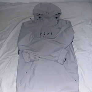 Dope snowboard jacka - Grå dope snowboard jacka, bra med fickor och tillgång till ventilation. Väldigt fin knappt använd har bara åkt med den få tal gånger.