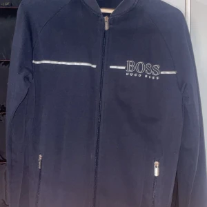 Hugo boss kofta  - Säljer min Hugo boss zip up kofta som jag köpt för 2099, men använder inte längre storlek S (de gick inte att välja S, skick 8/10, hör gärna av er vid frågor (: