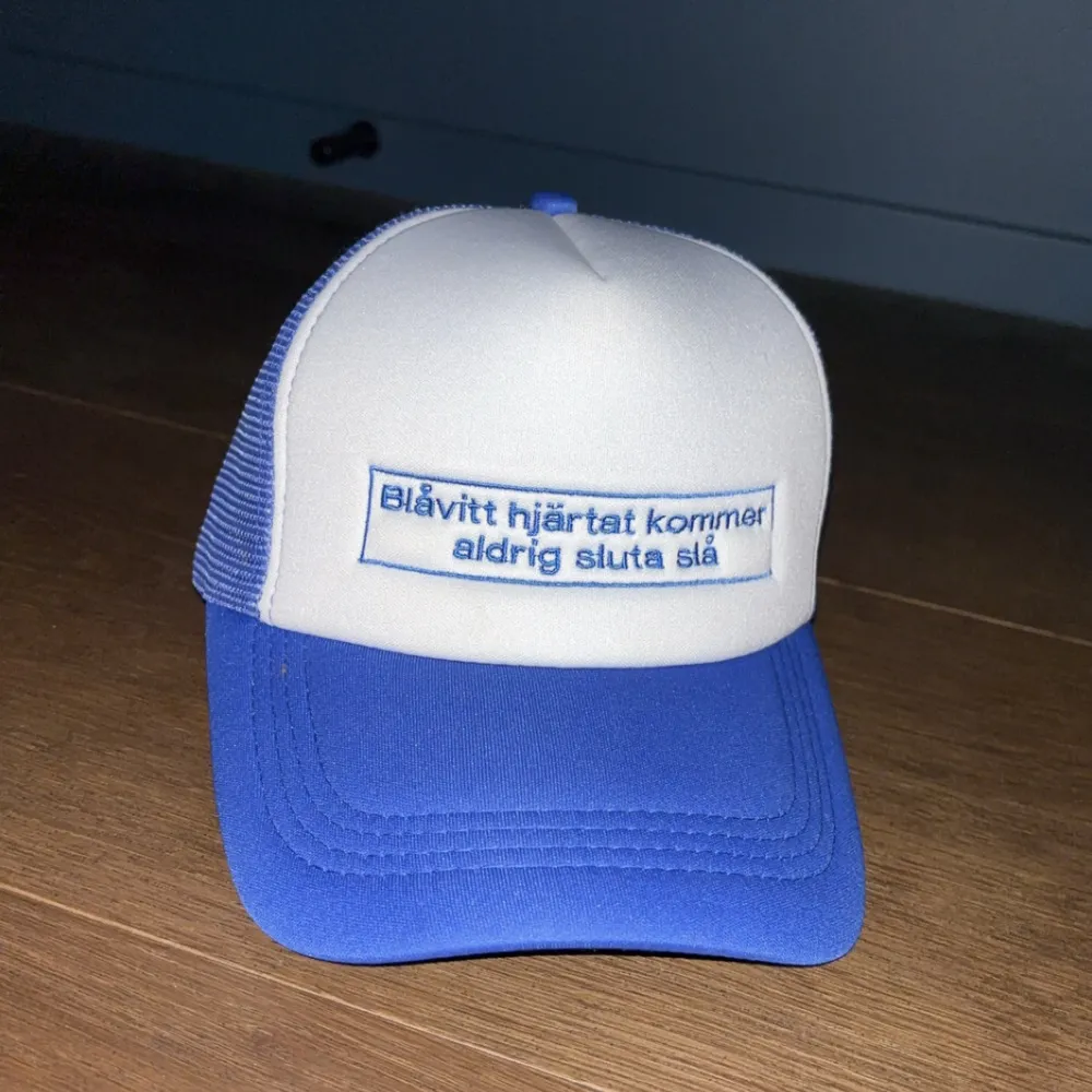 Hej, säljer min blå fotboll keps men citat blåvit hjärtat kommer aldrig sluta slå Det är en keps för dem som hejar på ifk Gbg i fotboll . Asusteet.