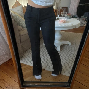 Lågmidjade kostymbyxor  - Supersnygga kostymbyxor med låg midja och slits🥰