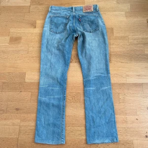 Levis jeans - Raka Lågmidjade Levis jeans, skriv för mer frågor eller bilder🥰