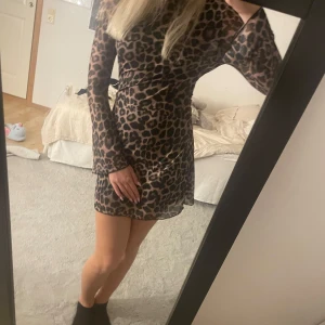Leopard klänning  - Jätte fin leopard klänning som jag inte har någon aning vart den är ifrån fick i present super fint skick bara använt få gånger❤️