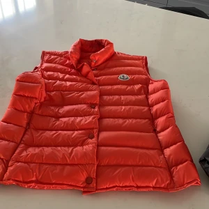 Moncler väst  - Storlek 2  fint skick 