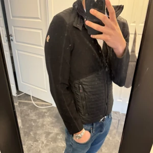 Moncler grenoble cardigan - Moncler grenoble cardigan | storlek S, cond 7.5/10. Skriv för fler bilder och info! Byten kan va intressant!