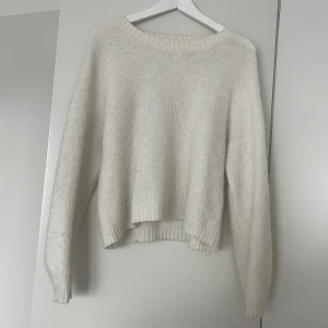 Stickad tröja - Jättefin vit stickad tröja från Cubus, originalpris 500. Säljer pga att den inte används.