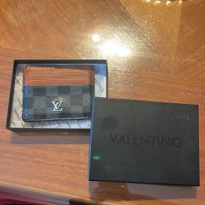 Valentino - Är en valentino plånbok som är lite använd. 