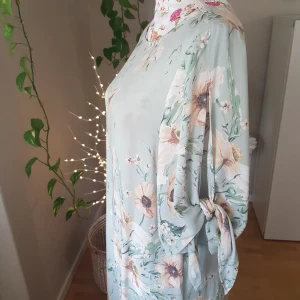 NY "bomulls"-klänning m knytärm - Ny med lapp. Rak modell som lätt varieras (bälte ingår ej). 3/4 öppen ärm som knyts igen som man vill. ~ STOR rensning, klänningsbonanza & erbjudanden i min shop ~