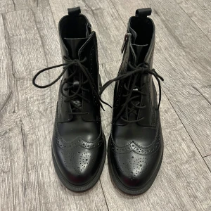Dr. Martens - Modell: Delphine  Använda en dag inomhus, därav väldigt bra skick! Utgånget sortiment. Perfekta höstskor🥰 Pris kan självklart diskuteras! Kontakta mig för fler bilder🖤
