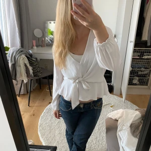Vit blus - Jätte fin blus i storlek 38 Säljer då den är för stor på mig (därför jag har linne på mig på bilderna). Dens ärmar går att vika in så den får 2 olika stilar.