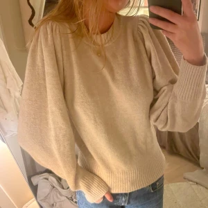 Stickad tröja - Skön och mjuk stickad tröja med draperade ärmar. Använd fåtal gånger.