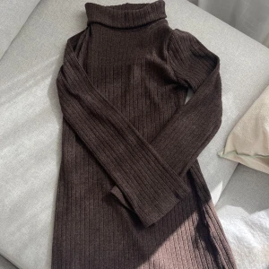 Turtleneck klänning, Gina, S - En brun turtleneck klänning med kort slit. Använd ett fåtal gånger. Varan går ej att returnera och köparen står för frakten🤎sista bilden visar hur klänningen ser ut på!
