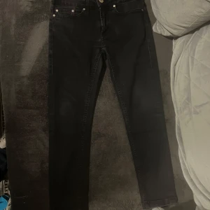 Dondup jeans - Tjena! Säljer nu dessa Dondup jeans som är i storlek 26. De är i bra skick och har inga defekter. Vid frågor är det bara att höra av sig! Mvh Isak
