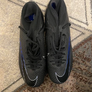 Nike Zoom Superfly 9 Academy FG/AG. strl 44 - Skor som var för små för mig. Kunde ej returnera.  Bara använt en gång. Köpt från Unisport för 1149. Nyskick