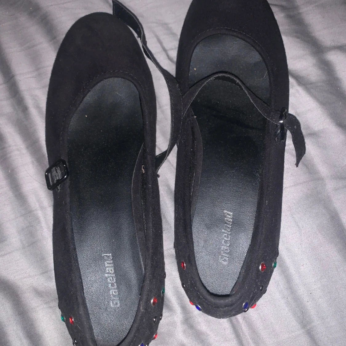 Svarta ballerinaskor med färgglada pärlor