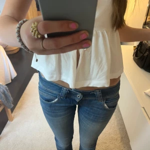 Pepe jeans  - Skit snygga lågmidjade straight jeans från pepe. Säljer pågrund av att de är för små. Köptes i vintras för 1000kr!💘💘