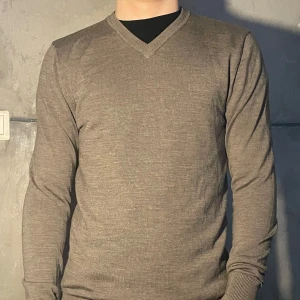 John Henric  - Fin tröja i bra skick storlek S men går nästan bättre me M  Modell 175  Storlek S Skick 10/10