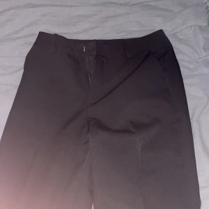 Kostymbyxor - Säljer ett par jättefina kostymbyxor i strl 38 från bikbok. Dom sitter låg/mid vid midjan och är bootcut. Passar bra om man är runt 160-170. Säljer för 350kr eftersom dom är köpt för 500kr och är inte används ofta. Skriv för fler frågor