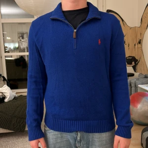  Polo stickad halv Zip   -  Väldigt fint plagg säljer för det inte passar mig , storlek S, perfekt stickad och varm till höst! 