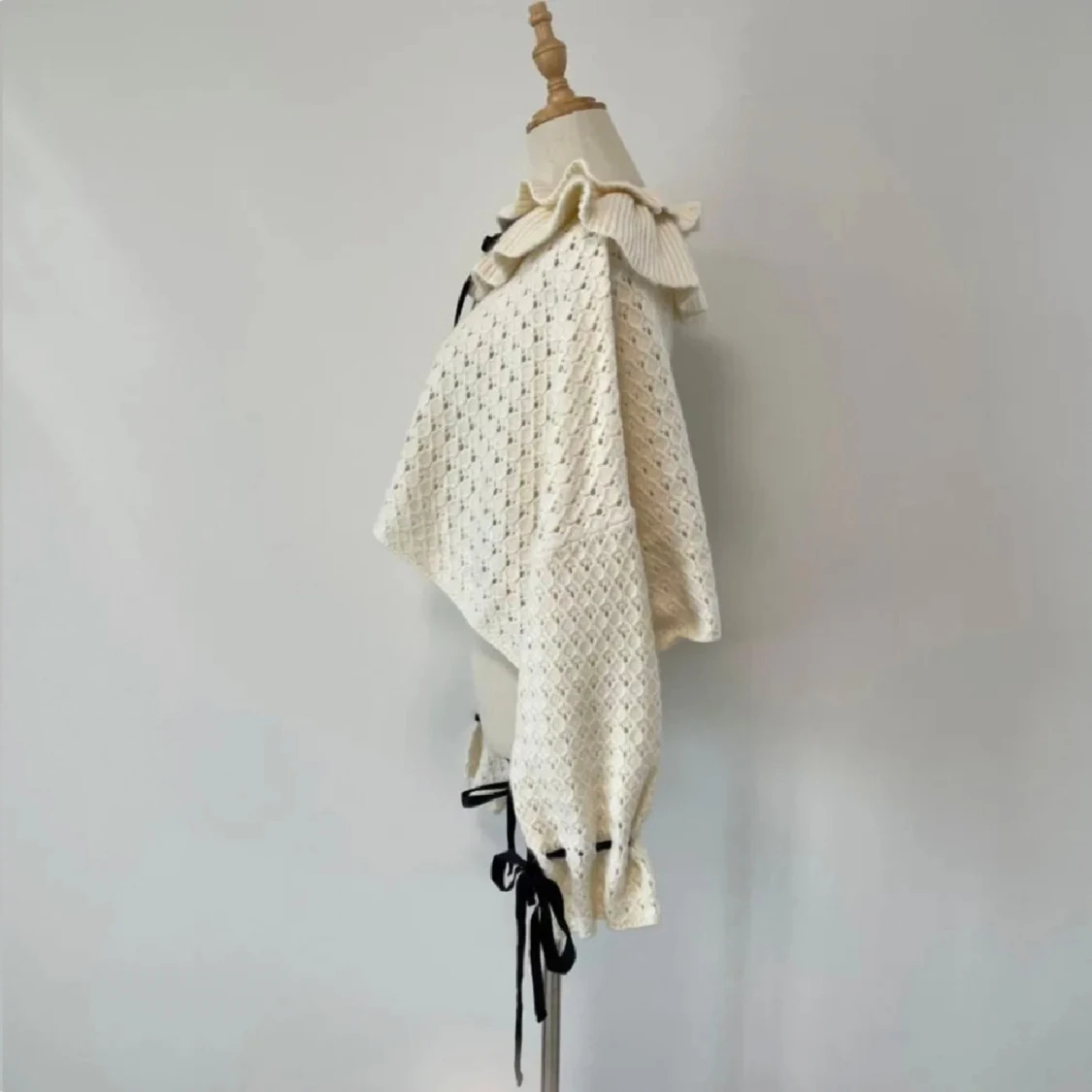 Vit stickad tröja med svarta rosetter - 90