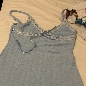 Blå klänning (inte min bild) - Klänningen passade inte min kropp ;(