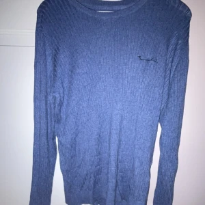 Blå långärmad - Säljer denna tröja. Använd 1 eller 2 gånger💘 Nytt skick