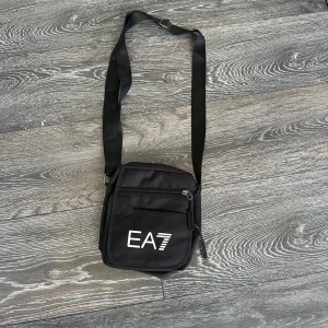 EA7 handväska - En EA7 handväska. Skick 9/10 aldrig använd.