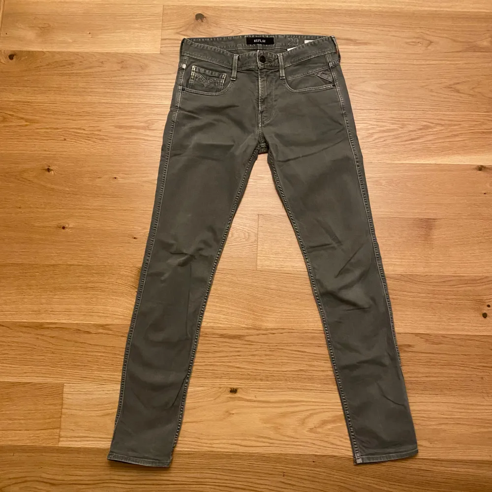 Sjukt snygga Replayjeans med stilig design😍 Nypris 1700:- 💵 Skick 10/10✅ Hör av dig vid minsta fråga eller fundering//Legitresell. Jeans & Byxor.