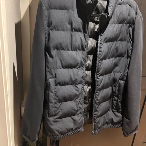 Zara cardigan - Säljer denna zara cardigan som jag använt Max 2-3 gånger då den alltid varit för liten, så den är i nyskick. Perfekt höst/vår jacka 