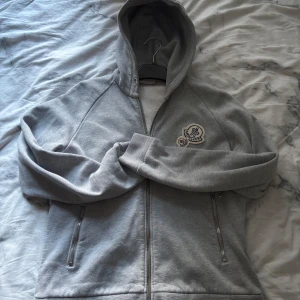 Säljer denna tvär feta moncler hoodie! - Tjena! Säljer nu min tvär feta gråa moncler hoodie, skick 8/10 finns tyvärr dock inga snören. Storlek M men passar också S.  Vid fler frågor eller bilder så är det bara att skriva till mig! Pris kan diskuteras!