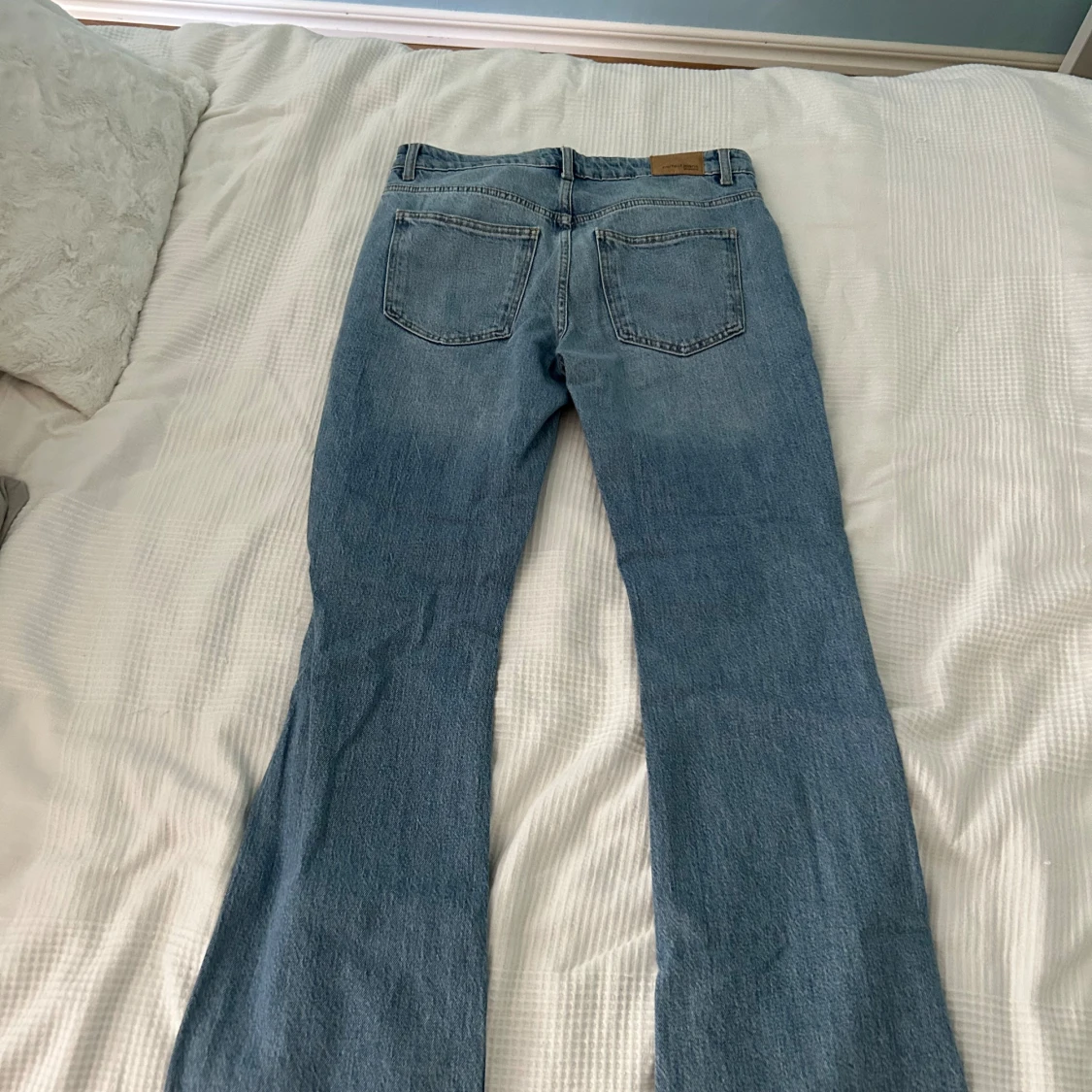 Blå jeans med slitningar - 90
