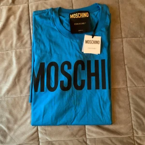 Moschino t-shirt - Helt oanvänd Moschino t-shirt med prislapp kvar. Nypris 1500, mitt pris 300. Storlek M Skick 10/10
