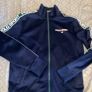 Polo sport Ralph Lauren - Säljs på grund av att den inte passar mig storleken är S och är i perfekt skick 