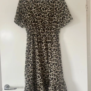 Leopard klänning  - En klänning med fint leopard mönster 