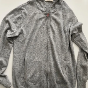 Kashmir zip hoodie  - Tröjan är från Sayless och är i storleken M. Skiktet på tröjan är bra och det är inga skador på den.  Säljar pågrund av att jag rensar min garderob 