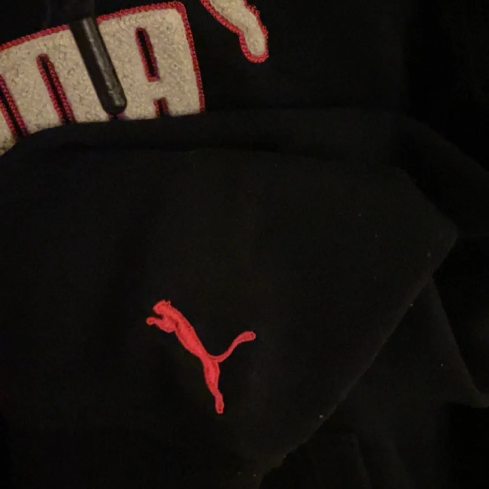 Svart Puma hoodie med rosa detaljer. Stl M. Hoodies.