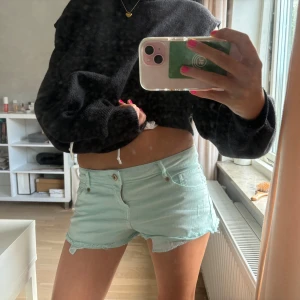 Turkosa jeansshorts - Säljer dessa turkosa jeansshorts som sitter skit snyggt! Midjemått: 39cm tvärs över