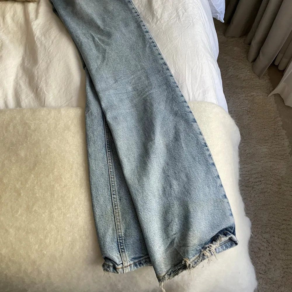 Säljare dessa ljusblå jeans med straight modell och mid waist, har slitningar längst ner se bild (var så när de köptes)☺️☺️ storlek 24 längd 32. Jeans & Byxor.