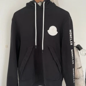 Moncler tröja  - Sällsynt Moncler Hoodie, märket är i silikon. Fint skick. Pris går att diskutera vid snabb affär.