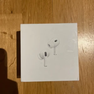 Trådlösa hörlurar  - Trådlösa hörlurar Skriv till mig för mer information eller mer bilder. Har bara öppnat dem för att testa dem i med att jag fick dem i julklapp men tyckte inte om dem så mycket för jag lyssnar aldrig på musik.