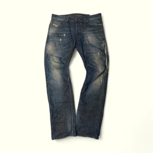 Japanese Diesel Denim - Galet feta Diesel jeans med en helt perfekt wash och riktigt snygga slitningar💯Färgen är även helt immaculate😍Längd: 105cm, Midja: 42cm, Benöppning: 20cm👍Kom dm vid fler frågor🙏